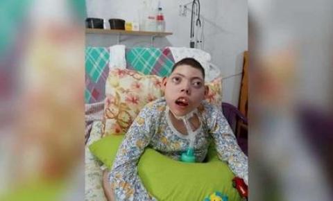 Adolescente de 15 anos com escoliose precisa de cadeira de rodas em MS